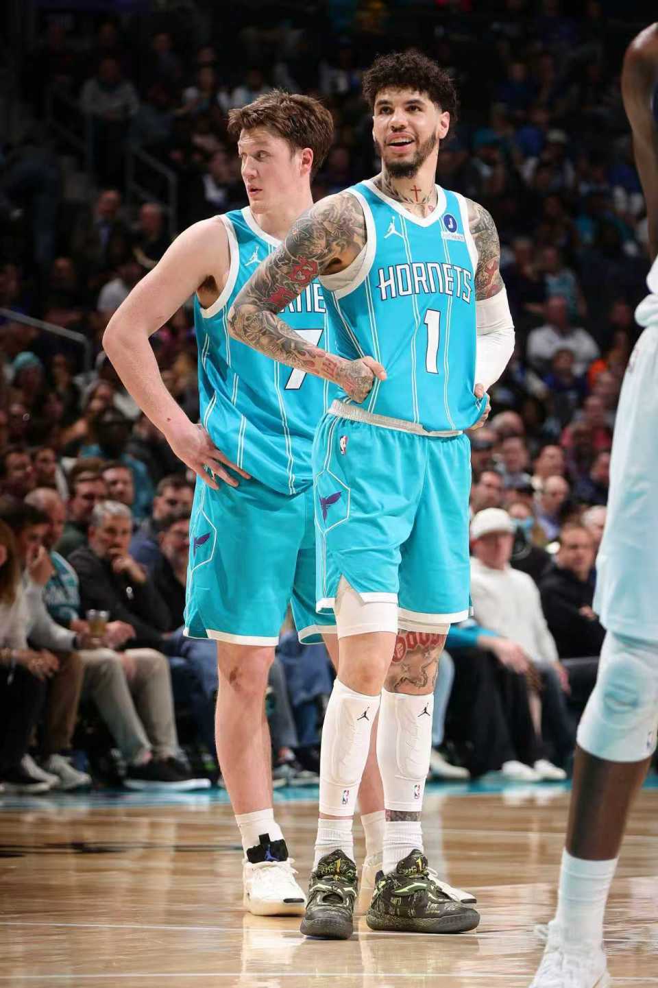 500彩票网官方-18战15胜！黄蜂8人上双大胜独行侠升东部第九 三球15+5+9+5